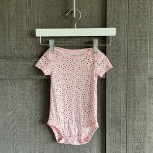 $3 Add-on⭐️NWOT Carter’s heart-print onesie